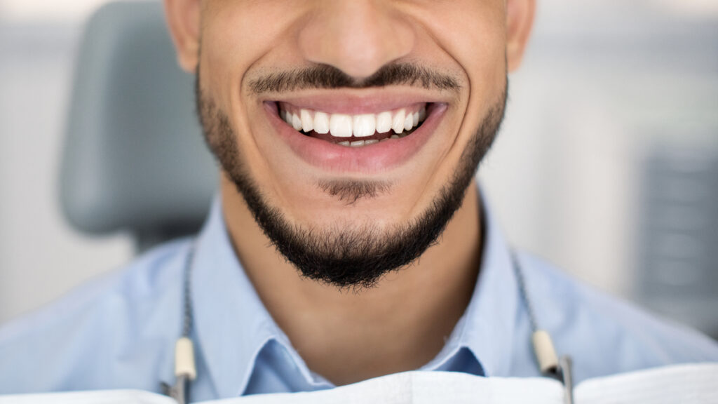 Hermosa sonrisa tras implante dental en Colombia